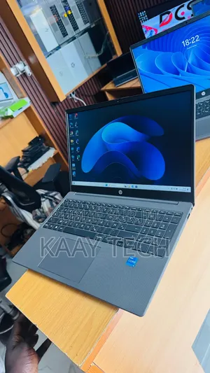 Ordinateur portable HP 250 G10 16GB Intel Core i5 SSD 512GB