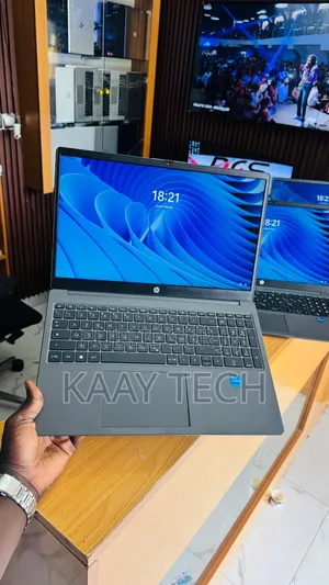 Ordinateur portable HP 250 G10 16GB Intel Core i5 SSD 512GB