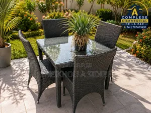 Table À Manger Accompagnée De 4 Chaises De Jardin Assorties