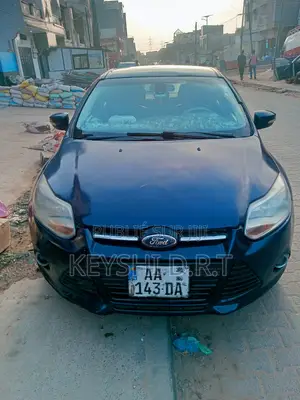 Ford Focus SE Sedan FWD (2.0L 4cyl 5M) 2013 Bleu