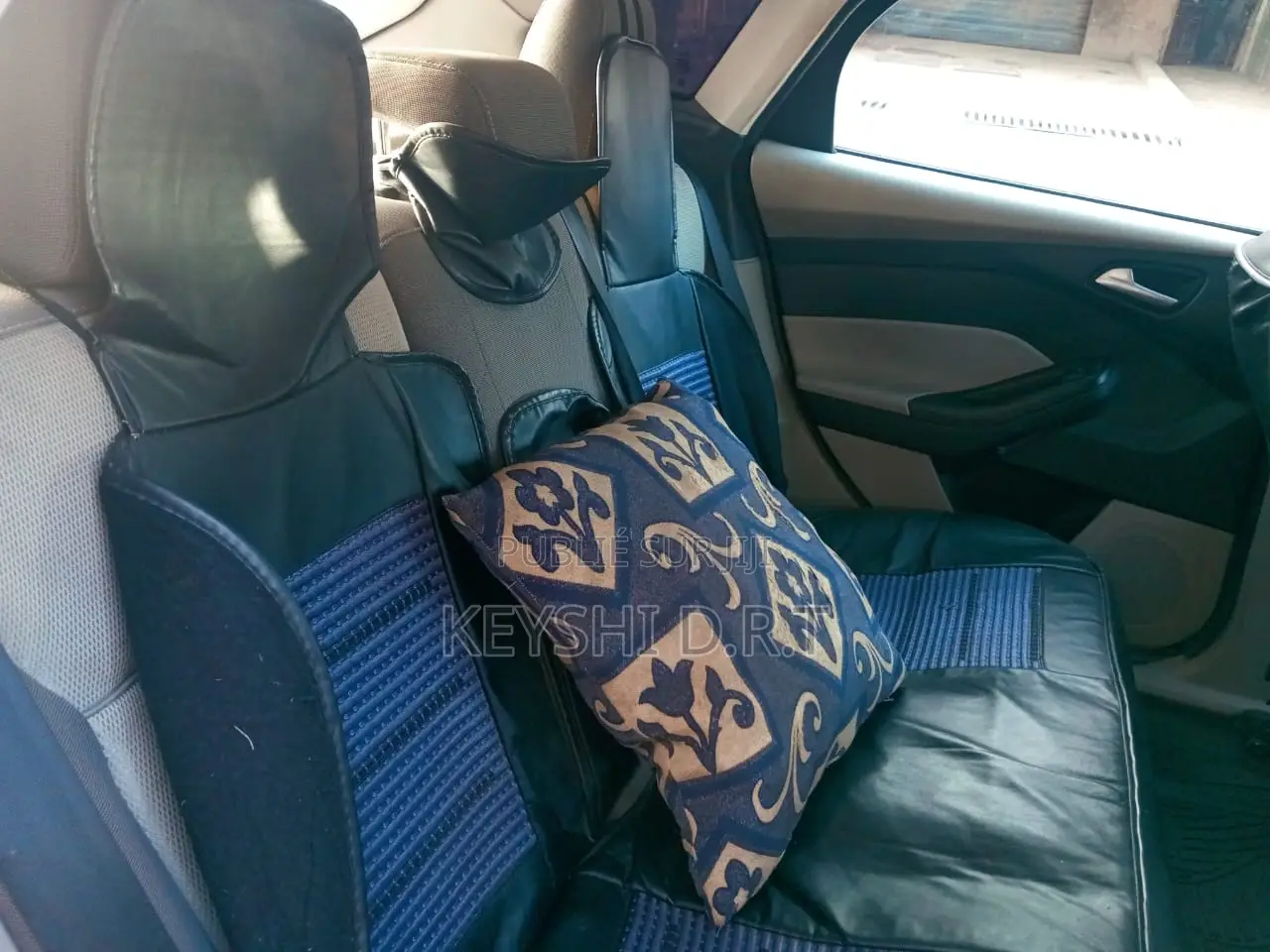 Ford Focus SE Sedan FWD (2.0L 4cyl 5M) 2013 Bleu