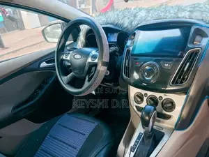 Ford Focus SE Sedan FWD (2.0L 4cyl 5M) 2013 Bleu