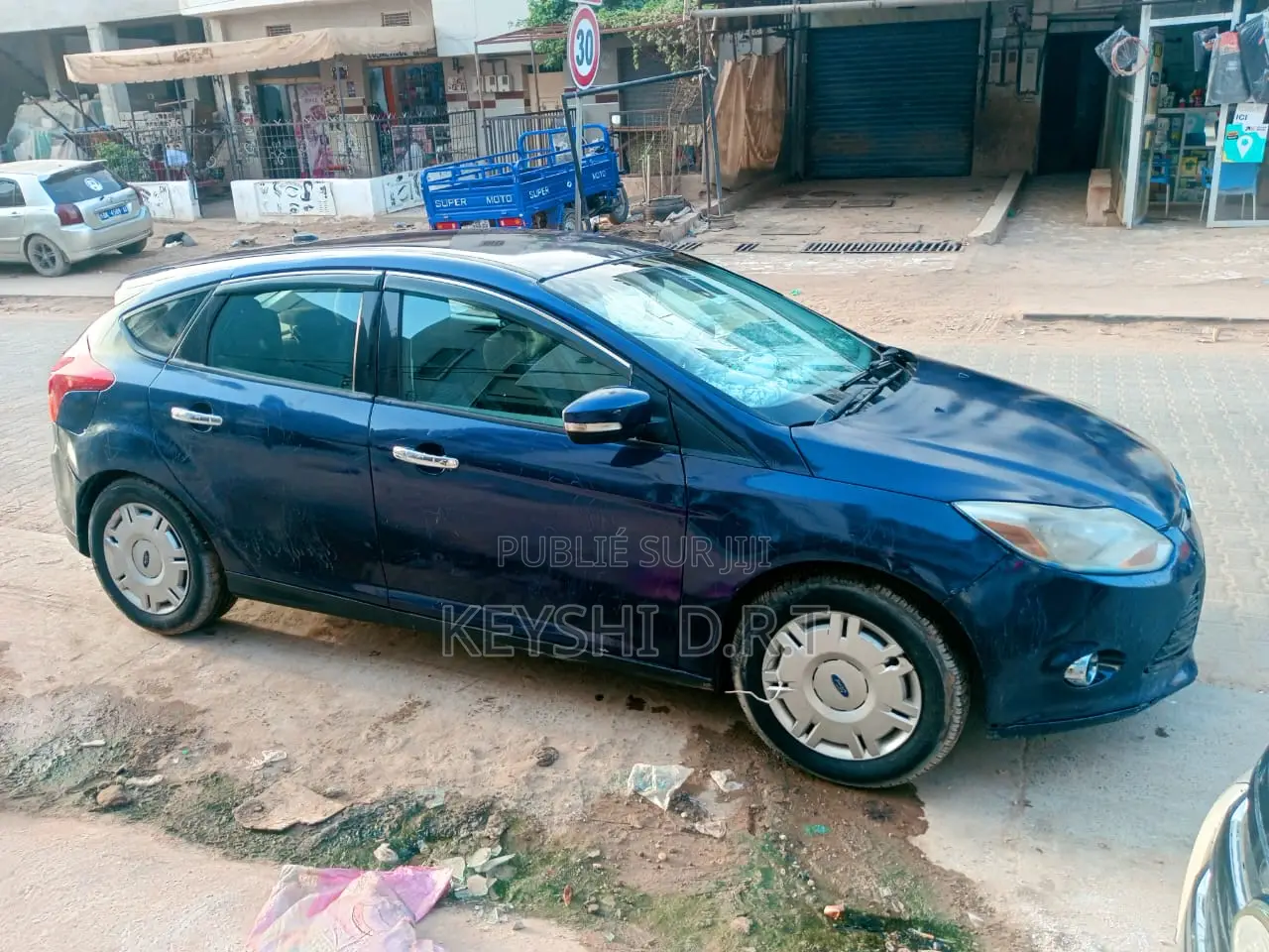 Ford Focus SE Sedan FWD (2.0L 4cyl 5M) 2013 Bleu