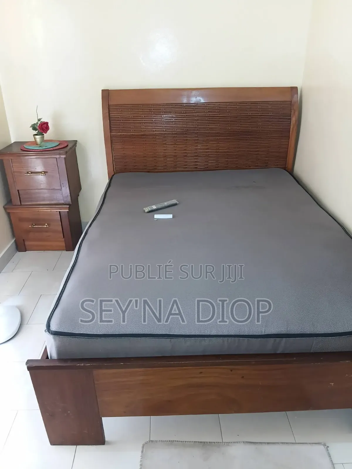 Ensemble Lit Plus Matelas Frigo Et Micro Onde en Très Bon État