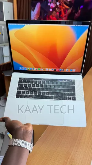 Ordinateur portable Apple MacBook Pro 2017 16GB Intel Core i7 SSD 512GB
